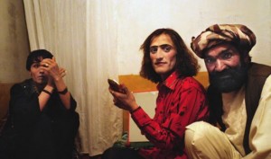 إستغلال الشباب جنسيا لإشباع رغبات قيادات افغانية .. الماكياج والزينة للشباب لممارسة المتعة الجنسية المحرمة الاستغلال الجنسي