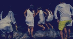 أغرب 10 احتفالات برأس السنة حول العالم: النوم في المقابر والقفز على سبعة أمواج القفز-على-الأمواج-887x480