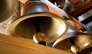 أغرب 10 احتفالات برأس السنة حول العالم: النوم في المقابر والقفز على سبعة أمواج جرس