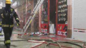 بالصور:حريقان كبيران في #جدة .. والمدني يتدخل حريق-نشب-في-ميزان-للتخزين-1-799x450