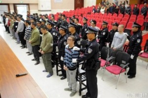 بالصور.. ضبط 19 رجلا تظاهروا بأنهم "ساقطات" لكسب المال رجال تظاهروا بانهم نساء