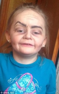 شاهد طفلة تتحول لسيدة عجوز علي يد خالتها وتصبح نجمة طفلة تتحول لعجوز بالمكياج