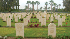 أغرب 10 احتفالات برأس السنة حول العالم: النوم في المقابر والقفز على سبعة أمواج مقابر