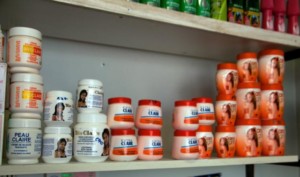 الطيب مصطفي يكتب :كريمات التفتيح وعقدة النقص,و مدير قناة النيل الازرق يصرح :(نوظف مذيعات سمر وبيصبح لونهن أبيض)! كريمات تفتيح البشرة