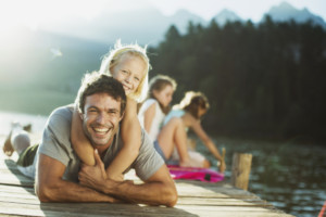 أسعد 5 شعوب في العالم وأتعسها.. ابحث عن بلدك في القائمة Father and daughter laying on dock over lake
