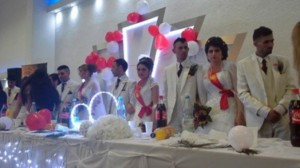 بالصور ... طابور في ألمانيا للزواج من إيزيديات كن في قبضة "داعش" حفل زواج 1