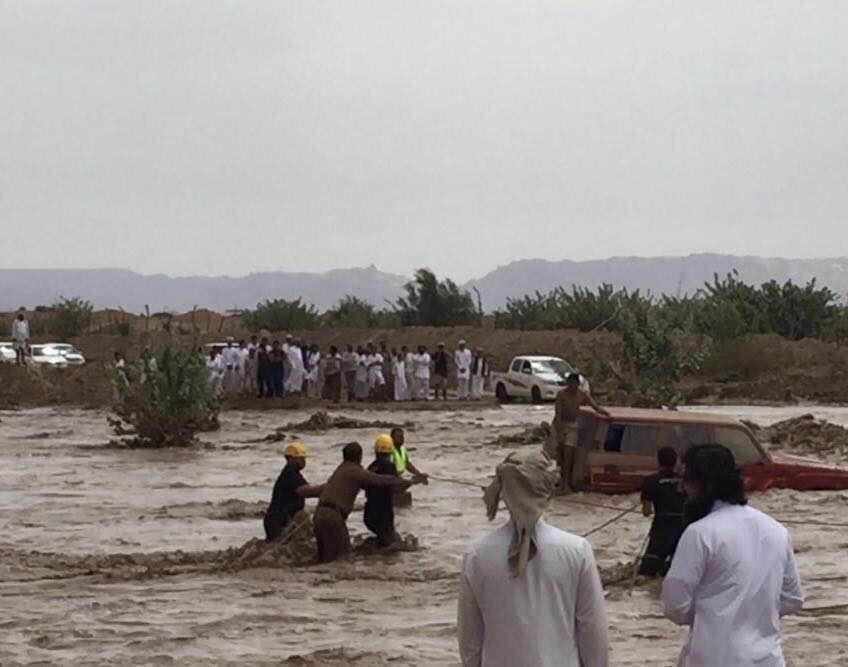 بالصور.. البحث عن طفل سوداني جرفته سيول بمحافظة خميس مشيط بالصور.. البحث عن طفل سوداني جرفته سيول عسير
