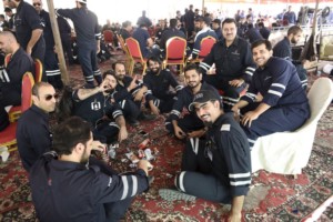 إضراب عمّال النفط في الكويت يفقدها 410 آلاف برميل يومياً عمال في قطاع النفط في أول أيام إضراب في الأحمدي بالكويت يوم الاحد. تصوير: ستيفاني مكجي - رويترز.