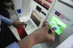 بالصور .. هكذا تتم قرصنة أجهزة الصراف الآلي NOVOSIBIRSK, RUSSIA. APRIL 6, 2016. A plastic card of Russia's Post Bank during the opening of its first office in Novosibirsk's Kirovsky District. The Post Bank, established by the Russian Post and VTB Group, is based on VTB 24 subsidiary Leto Bank. Kirill Kukhmar/TASS (Photo by Kirill KukhmarTASS via Getty Images)