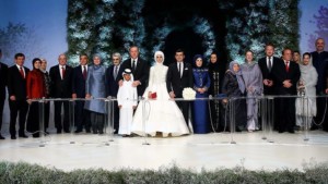 بالصور.. عقد قران "سمية" كريمة الرئيس أردوغان على "سلجوق بيرقدار" عقد قران