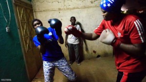 ملاكمات سودانيات يصارعن المحظورات Sahar Mohamed Al Dooma (R), 26, challenges Saraa Mutawkil, 18, during boxing practice at Al Rabie club in Omdurman May 10, 2016. REUTERS/Mohamed Nureldin Abdallah