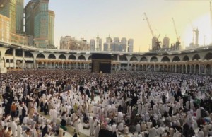 بالصورة.. في مشهد مَهِيب.. الآلاف من زوار الحرم ينتظرون غروب الشمس مكة