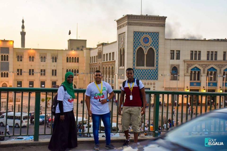 بالصور شباب وفتيات السودان ...يطلقون حملة افطار الشوارع في القاهرة شباب وفتيات الجالية السودانية بالقاهرة يوزعون وجبة الافطار علي الصائمين بالشوارع