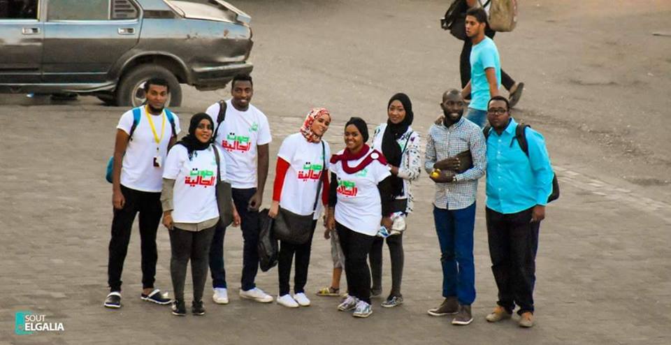 بالصور شباب وفتيات السودان ...يطلقون حملة افطار الشوارع في القاهرة شباب وفتيات الجالية السودانية بالقاهرة يوزعون وجبة الافطار علي الصائمين بالشوارع