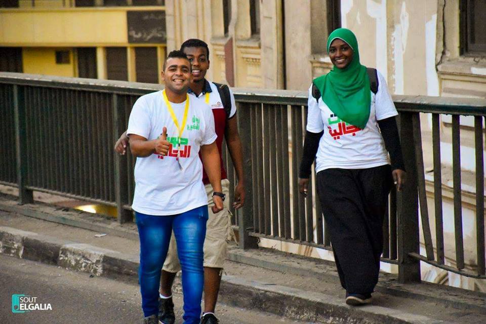 بالصور شباب وفتيات السودان ...يطلقون حملة افطار الشوارع في القاهرة شباب وفتيات الجالية السودانية بالقاهرة يوزعون وجبة الافطار علي الصائمين بالشوارع