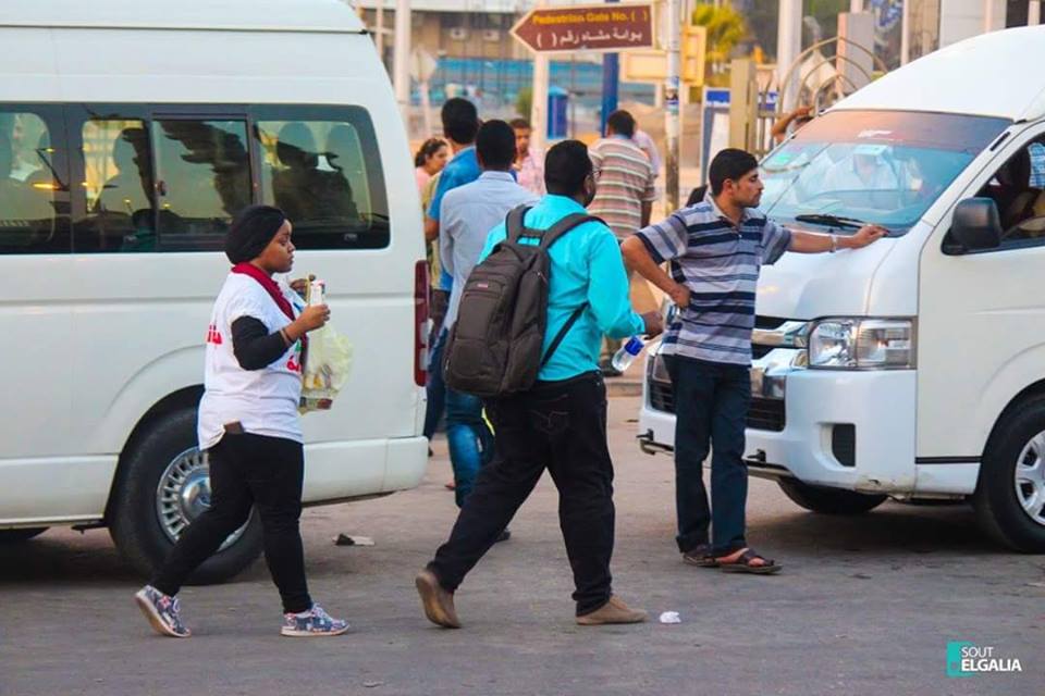 بالصور شباب وفتيات السودان ...يطلقون حملة افطار الشوارع في القاهرة شباب وفتيات الجالية السودانية بالقاهرة يوزعون وجبة الافطار علي الصائمين بالشوارع