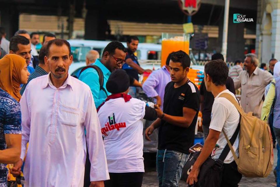 بالصور شباب وفتيات السودان ...يطلقون حملة افطار الشوارع في القاهرة شباب وفتيات الجالية السودانية بالقاهرة يوزعون وجبة الافطار علي الصائمين بالشوارع