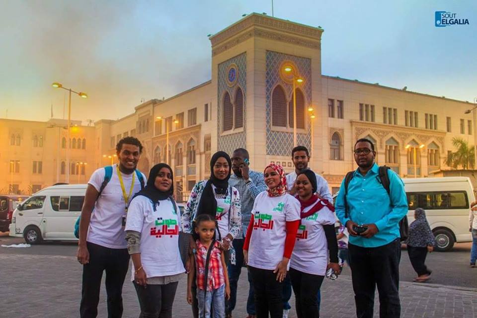 بالصور شباب وفتيات السودان ...يطلقون حملة افطار الشوارع في القاهرة شباب وفتيات الجالية السودانية بالقاهرة يوزعون وجبة الافطار علي الصائمين بالشوارع