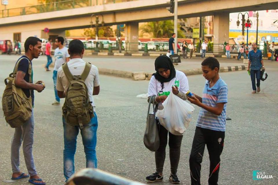 بالصور شباب وفتيات السودان ...يطلقون حملة افطار الشوارع في القاهرة شباب وفتيات الجالية السودانية بالقاهرة يوزعون وجبة الافطار علي الصائمين بالشوارع