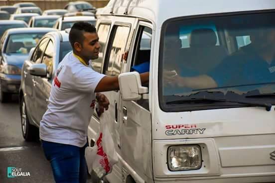 بالصور شباب وفتيات السودان ...يطلقون حملة افطار الشوارع في القاهرة شباب وفتيات الجالية السودانية بالقاهرة يوزعون وجبة الافطار علي الصائمين بالشوارع