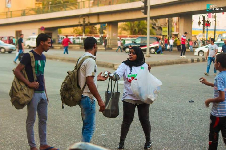 بالصور شباب وفتيات السودان ...يطلقون حملة افطار الشوارع في القاهرة شباب وفتيات الجالية السودانية بالقاهرة يوزعون وجبة الافطار علي الصائمين بالشوارع