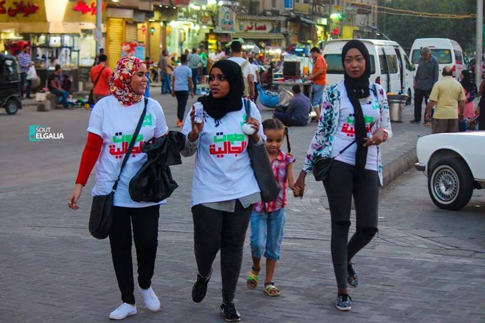 بالصور شباب وفتيات السودان ...يطلقون حملة افطار الشوارع في القاهرة شباب وفتيات الجالية السودانية بالقاهرة يوزعون وجبة الافطار علي الصائمين بالشوارع
