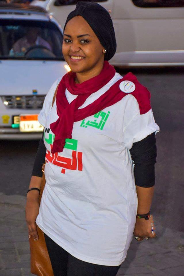 بالصور شباب وفتيات السودان ...يطلقون حملة افطار الشوارع في القاهرة شباب وفتيات الجالية السودانية بالقاهرة يوزعون وجبة الافطار علي الصائمين بالشوارع