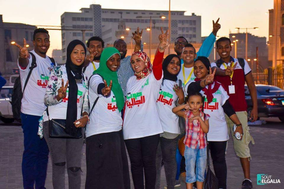 بالصور شباب وفتيات السودان ...يطلقون حملة افطار الشوارع في القاهرة شباب وفتيات الجالية السودانية بالقاهرة يوزعون وجبة الافطار علي الصائمين بالشوارع