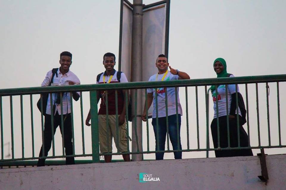 بالصور شباب وفتيات السودان ...يطلقون حملة افطار الشوارع في القاهرة شباب وفتيات الجالية السودانية بالقاهرة يوزعون وجبة الافطار علي الصائمين بالشوارع