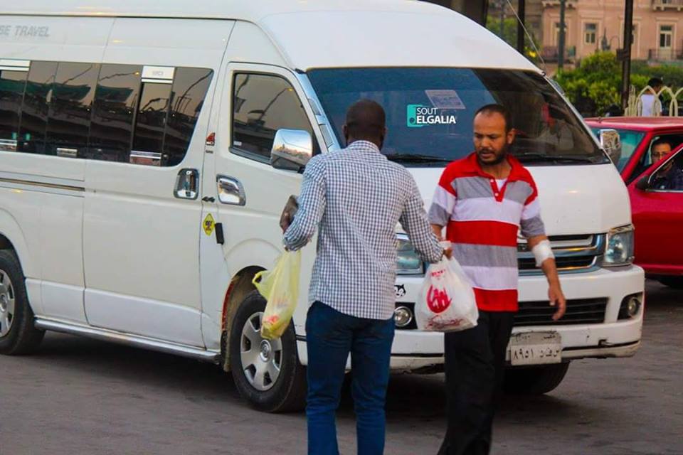 بالصور شباب وفتيات السودان ...يطلقون حملة افطار الشوارع في القاهرة شباب وفتيات الجالية السودانية بالقاهرة يوزعون وجبة الافطار علي الصائمين بالشوارع
