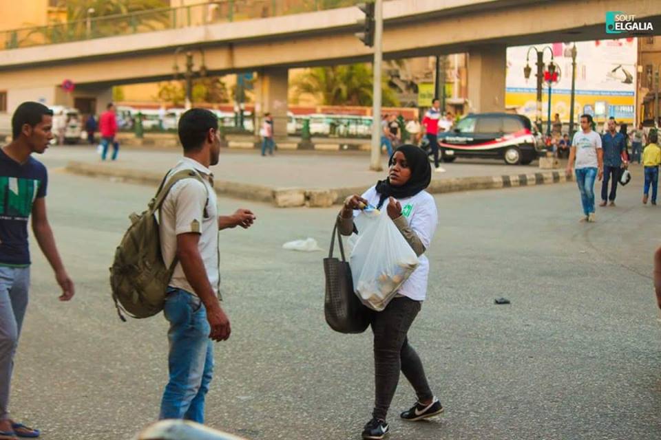 بالصور شباب وفتيات السودان ...يطلقون حملة افطار الشوارع في القاهرة شباب وفتيات الجالية السودانية بالقاهرة يوزعون وجبة الافطار علي الصائمين بالشوارع