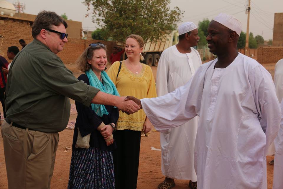 بالصور .. السفارة الامريكية تواصل مشاركتها الأسر السودانية افطار رمضان السفارة الامريكية تواصل افطاراتها الاجتماعية مع الاسر السودانية