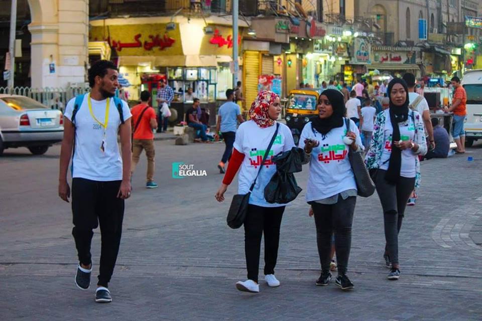 بالصور شباب وفتيات السودان ...يطلقون حملة افطار الشوارع في القاهرة شباب وفتيات الجالية السودانية بالقاهرة يوزعون وجبة الافطار علي الصائمين بالشوارع