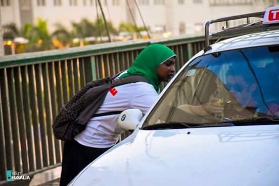 بالصور شباب وفتيات السودان ...يطلقون حملة افطار الشوارع في القاهرة شباب وفتيات الجالية السودانية بالقاهرة يوزعون وجبة الافطار علي الصائمين بالشوارع
