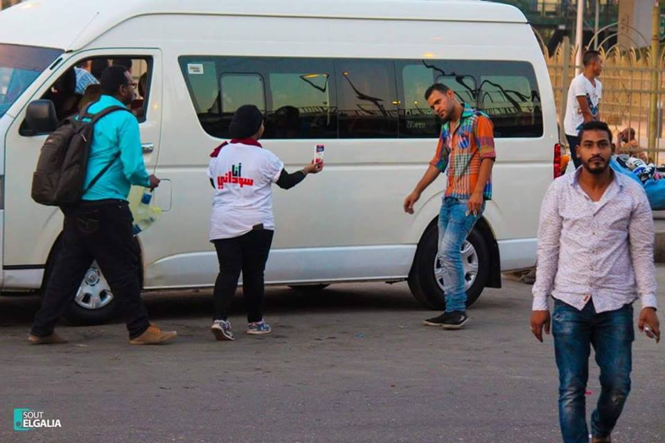 بالصور شباب وفتيات السودان ...يطلقون حملة افطار الشوارع في القاهرة شباب وفتيات الجالية السودانية بالقاهرة يوزعون وجبة الافطار علي الصائمين بالشوارع