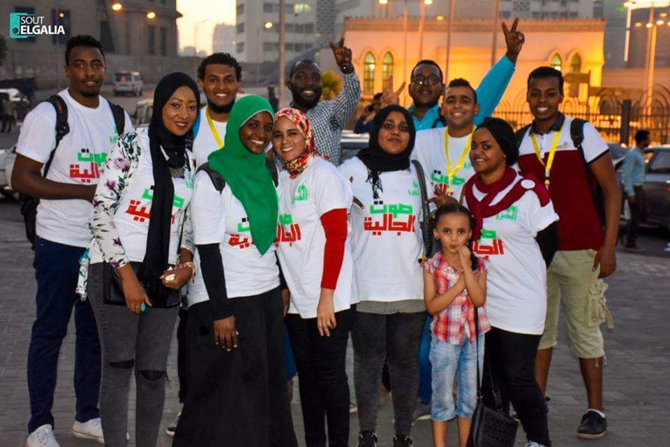 بالصور شباب وفتيات السودان ...يطلقون حملة افطار الشوارع في القاهرة شباب وفتيات الجالية السودانية بالقاهرة يوزعون وجبة الافطار علي الصائمين بالشوارع