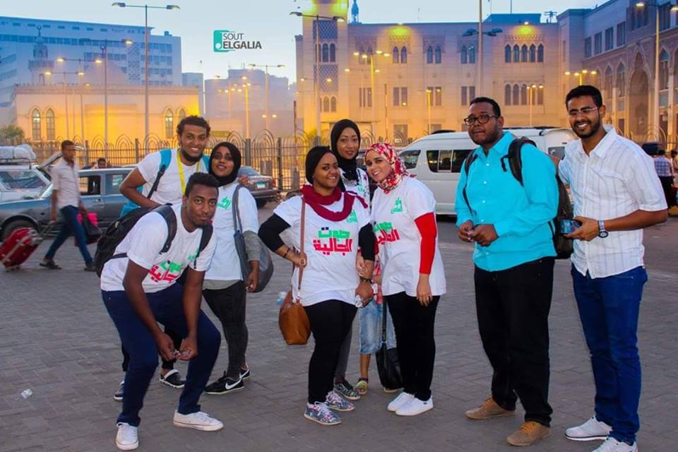 بالصور شباب وفتيات السودان ...يطلقون حملة افطار الشوارع في القاهرة شباب وفتيات الجالية السودانية بالقاهرة يوزعون وجبة الافطار علي الصائمين بالشوارع