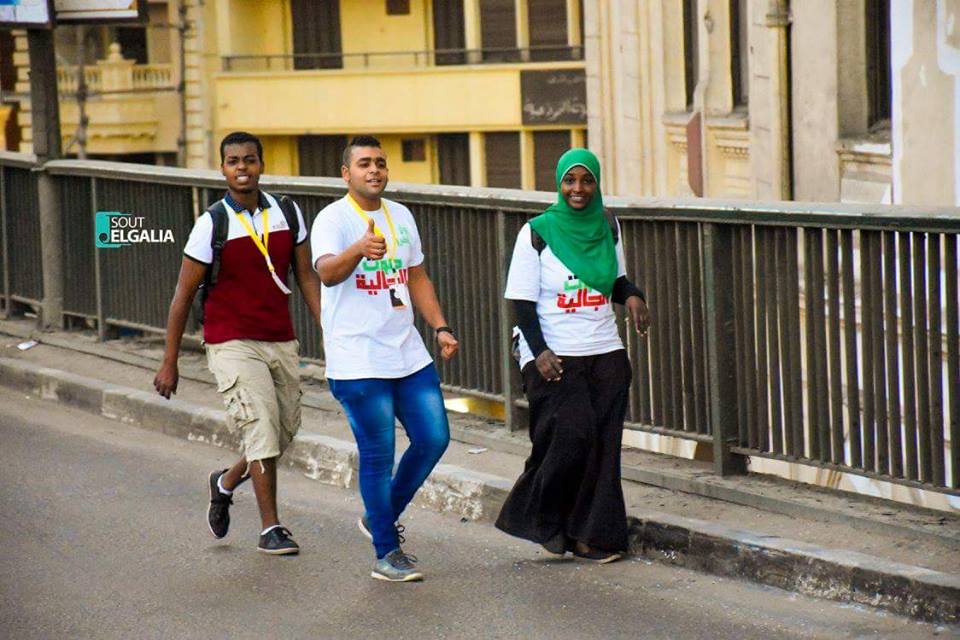 بالصور شباب وفتيات السودان ...يطلقون حملة افطار الشوارع في القاهرة شباب وفتيات الجالية السودانية بالقاهرة يوزعون وجبة الافطار علي الصائمين بالشوارع