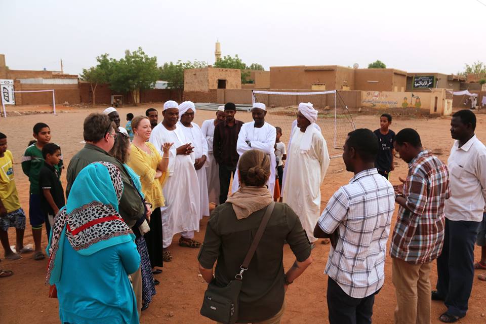 بالصور .. السفارة الامريكية تواصل مشاركتها الأسر السودانية افطار رمضان السفارة الامريكية تواصل افطاراتها الاجتماعية مع الاسر السودانية