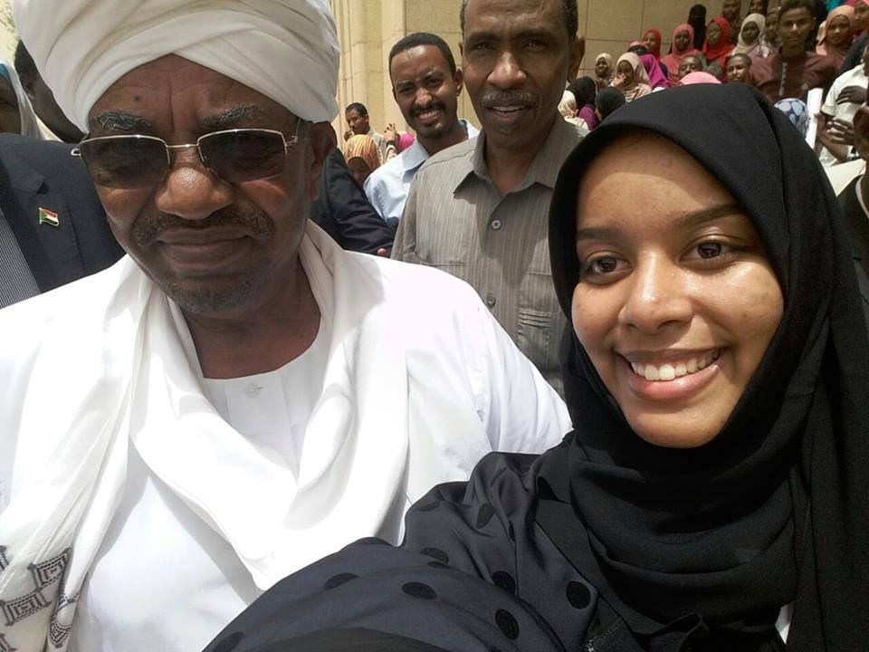 بالصور .. قصة الطالبة التي منعها الحرس الرئاسي وسمح لها البشير بال"سيلفي" بالصورة .. قصة الطالبة التي منعها الحرس وسمح لها البشير بال"سيلفي"