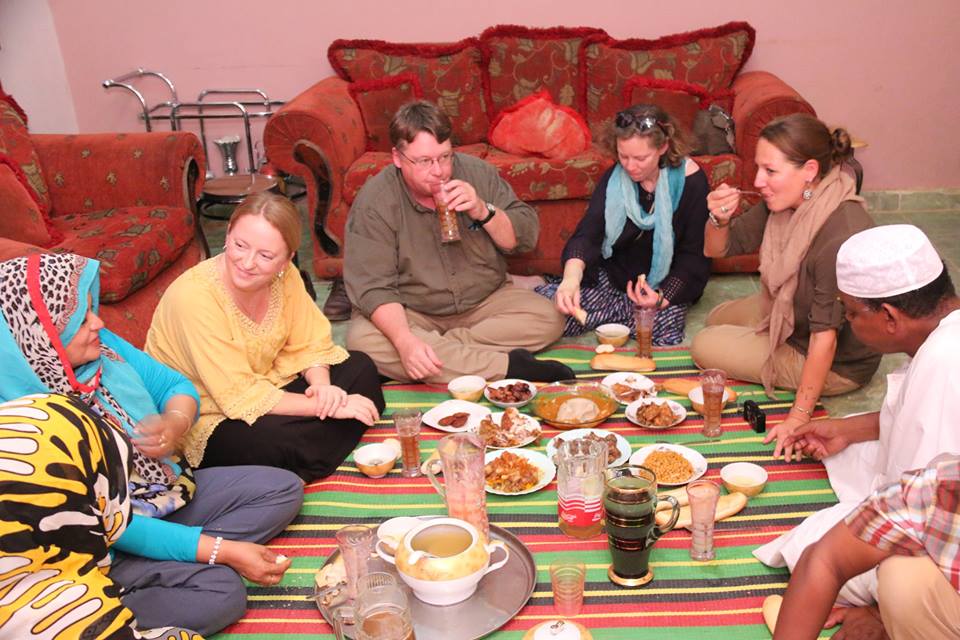 بالصور .. السفارة الامريكية تواصل مشاركتها الأسر السودانية افطار رمضان السفارة الامريكية تواصل افطاراتها الاجتماعية مع الاسر السودانية