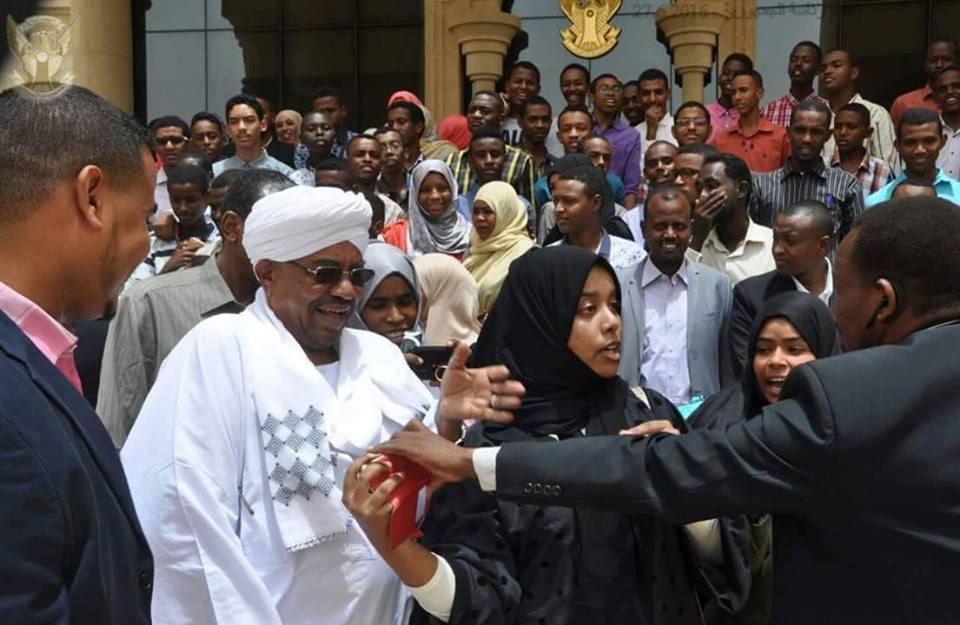 بالصور .. قصة الطالبة التي منعها الحرس الرئاسي وسمح لها البشير بال"سيلفي" بالصورة .. قصة الطالبة التي منعها الحرس وسمح لها البشير بال"سيلفي"