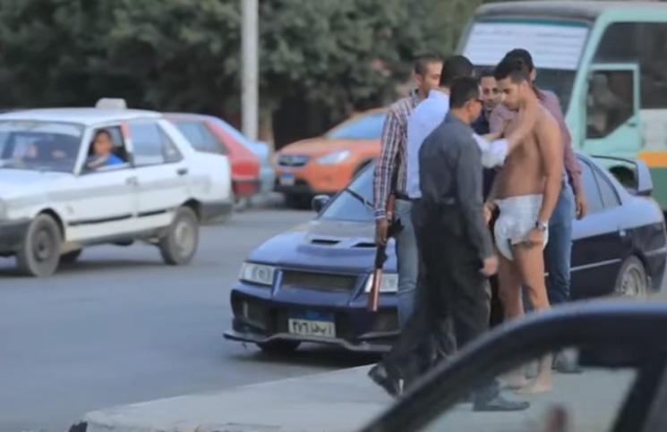 بالصورة ..كاميرا خفية تتسبب في تدخل الشرطة المصرية وصفع منفذّها “حنكش” أحد أعضاء فريق المقالب الكوميدي “المهيسون 2″