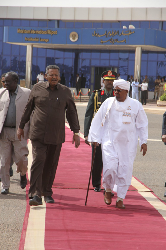 عاجل : بالصورة .. في أول ظهور له بعد شائعة مرضه .. الرئيس البشير يتوجه للسعودية لأداء العمرة 30517