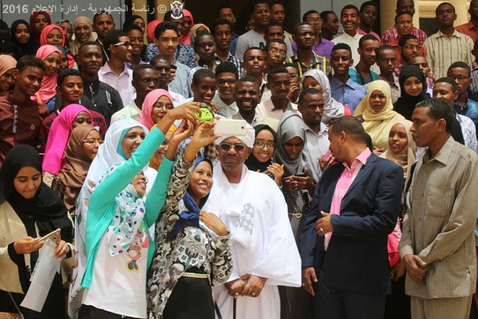 بالصور .. قصة الطالبة التي منعها الحرس الرئاسي وسمح لها البشير بال"سيلفي" البشير