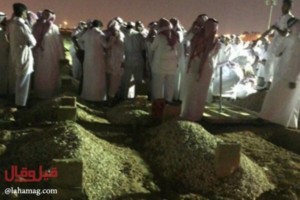 بالصور - كيف دفنت والدة التوأم الداعشي بالسعودية.. وتفاصيل جديدة عن الجريمة دفن