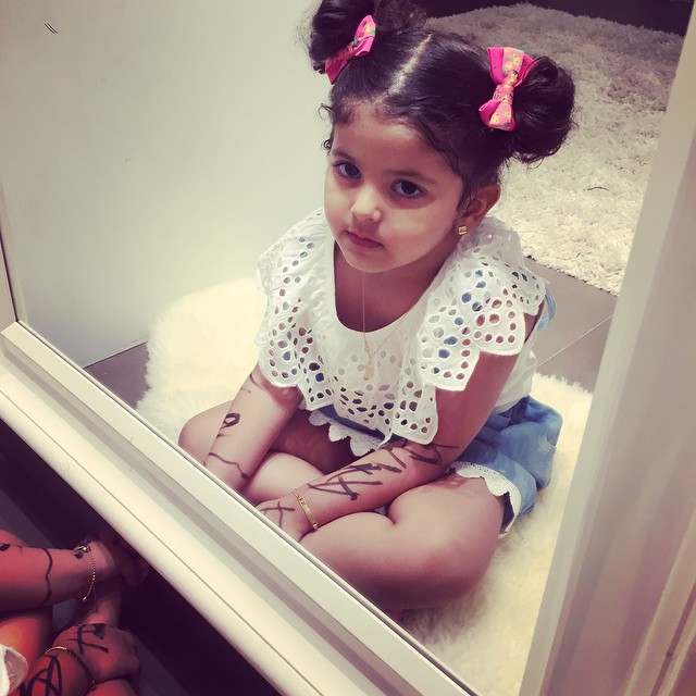 بالفيديو والصور .. الطفلة "رغد دايز" تحضر حفل افتتاح مول بجدة .. انتهى بإخراجها بعد تجمهر الالاف رغد-دايز2