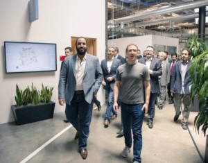 صور محمد بن سلمان يلتقي زوكربيرغ ويلعب البينغ بونغ في مقر فسبوك محمد بن سلمان ومؤسس فيسبوك مارك