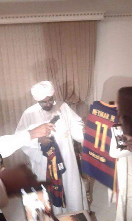 نادي برشلونة يهدي الرئيس السوداني قميص بتوقيع ميسي ونيمار اهداء قميص ميسي للرئيس السوداني عمر البشير - برشلونة الاسباني