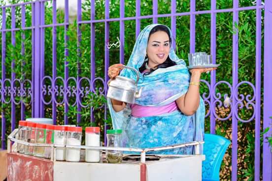 بالصور.. في اطلالة جديدة ندى القلعة تترك الغناء وتتجه لبيع الشاي ندى القلعة وهي تحمل الشاي